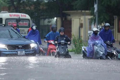 Hà Nội mưa trắng trời, ngập úng nhiều tuyến phố