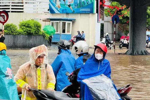 Giao thông Hà Nội tê liệt vì nhiều tuyến đường ngập sâu