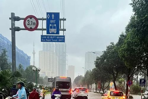 Mưa như trút, nhiều tuyến phố ngập sâu