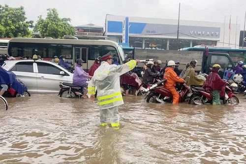 Phân luồng giao thông hỗ trợ người dân qua điểm ngập sâu