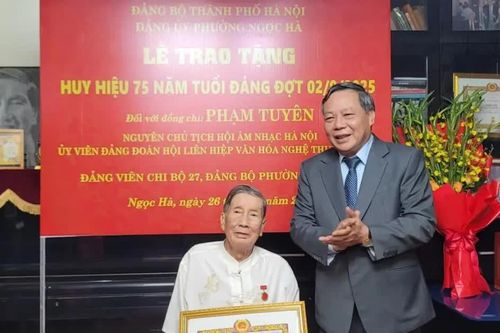 Lãnh đạo Thành phố Hà Nội trao Huy hiệu Đảng tặng nhạc sĩ Phạm Tuyên