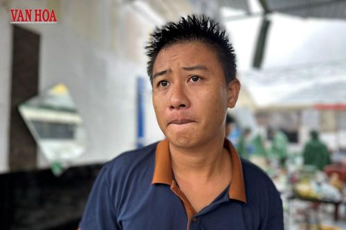 Người đàn ông cầm sổ ghi nợ bật khóc trước cửa hàng bị bão đánh tan
