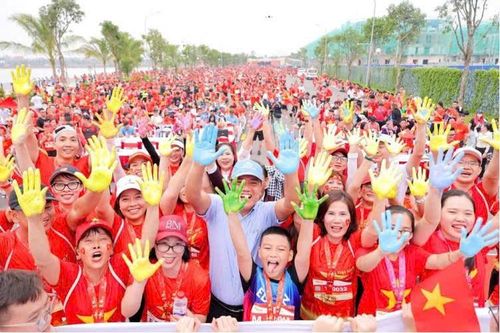 Hơn 21.000 người tạo nên 'biển đỏ sao vàng' và thông điệp xanh vì môi trường