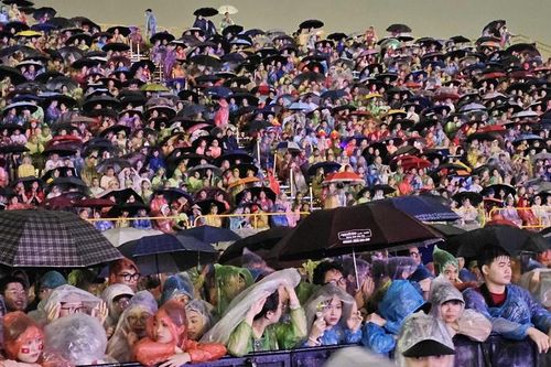 Khán giả 'đội mưa' xem concert 'Việt Nam trong tôi'