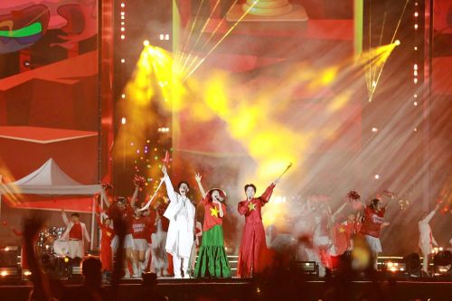 Concert thắp lửa trái tim trong mưa