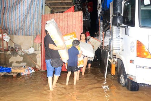 Hình ảnh người dân Lào Cai tất bật chạy lũ do nước sông Hồng dâng cao