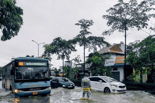 Mưa trắng trời, đường phố Hà Nội ngập khắp nơi