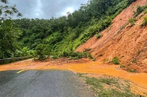 Mưa lớn gây ngập lụt, sạt lở nhiều tuyến giao thông tại Thanh Hóa