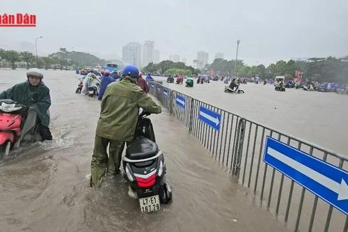 Hoàn lưu bão số 5 gây mưa lớn, Hà Nội ngập sâu nhiều tuyến phố