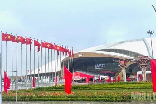 Triển lãm '95 năm Cờ Đảng soi đường' tái hiện từng mốc son chói lọi của Đảng Cộng sản Việt Nam