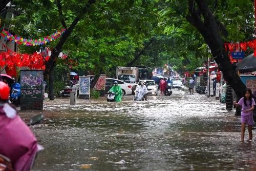 Hà Nội: Mưa giảm nhưng tình trạng ngập úng vẫn diễn ra tại nhiều nơi