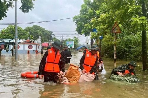 Phú Thọ: 152 ngôi nhà bị tốc mái, sạt lở, ngập úng, sơ tán 378 hộ dân đến nơi an toàn