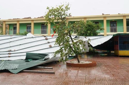 Nhiều trường học ở Nghệ An bị hư hỏng nặng sau bão số 5