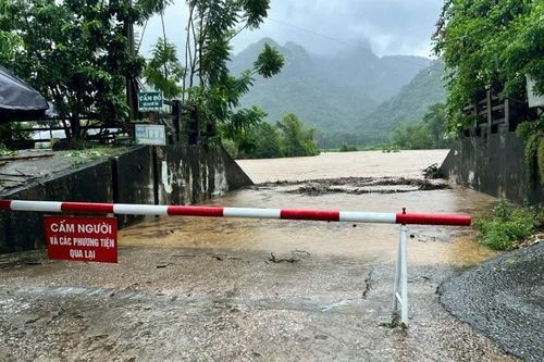 Phú Thọ: Một người đi đánh cá trượt chân, bị nước lũ cuốn tử vong