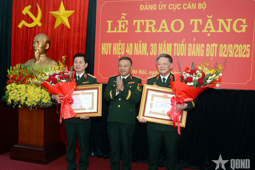 Thượng tướng Lê Quang Minh dự Lễ trao tặng huy hiệu 40 năm, 30 năm tuổi Đảng đợt 2-9-2025 của Đảng ủy Cục Cán bộ