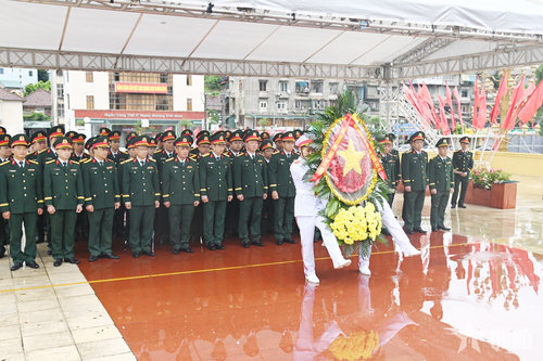 Đoàn đại biểu Đảng ủy-Bộ CHQS tỉnh Quảng Ninh dâng hương tại Đài tưởng niệm các Anh hùng liệt sĩ và Tượng đài đồng chí Vũ Văn Hiếu