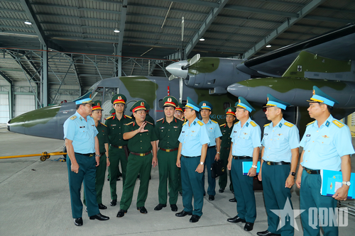 Thượng tướng Lê Huy Vịnh kiểm tra công tác kỹ thuật cho nhiệm vụ A80 tại các đơn vị không quân