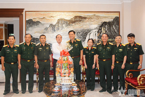 Thượng tướng Nguyễn Trường Thắng thăm, tặng quà các đồng chí nguyên lãnh đạo Bộ Quốc phòng