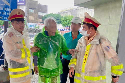 Hà Nội: Cảnh sát giao thông giúp cụ ông đi lạc trong mưa lớn trở về với gia đình