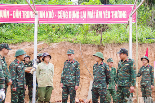 Bộ CHQS tỉnh Điện Biên kiểm tra tiến độ xây dựng nhà cho các gia đình bị thiệt hại do mưa lũ
