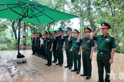 Đoàn công tác Tổng cục Hậu cần - Kỹ thuật dâng hương tại Khu di tích lịch sử Quốc gia đặc biệt Tân Trào