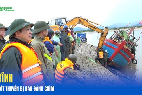 Hà Tĩnh trục vớt thuyền bị bão đánh chìm