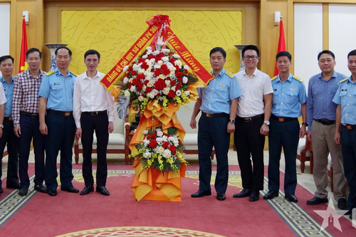 Sư đoàn Phòng không 365 thăm và làm việc với chính quyền địa phương trên địa bàn đóng quân