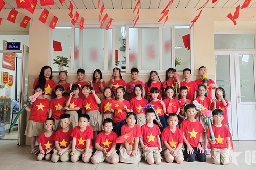 Học sinh Thủ đô háo hức đón mừng Đại lễ