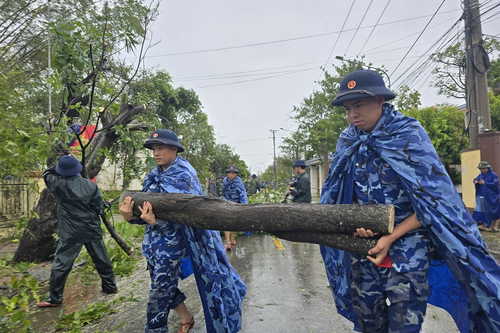 Đoàn Đặc nhiệm phòng chống tội phạm ma túy số 2 giúp nhân dân khắc phục hậu quả sau bão số 5