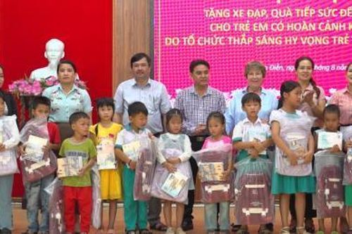Trao tặng xe đạp và quà cho 55 học sinh nghèo