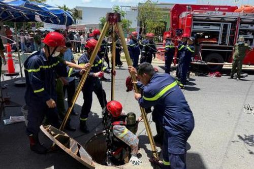 Công nhân nạo vét cống ngạt khí tử vong
