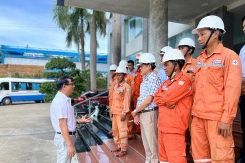 Hàng trăm công nhân, kỹ sư của Tổng Cty điện lực miền Trung lên đường hỗ trợ khắc phục lưới điện sau bão số 5