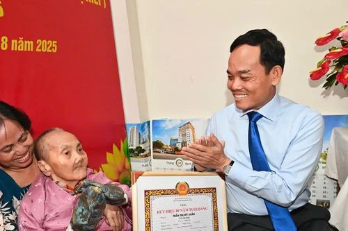 Bí thư Thành ủy TPHCM Trần Lưu Quang trao Huy hiệu 80 năm tuổi Đảng đến đồng chí Trần Thị Mỹ Xuân
