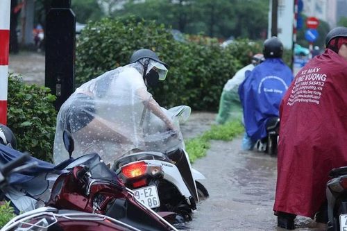 Bão số 5 suy yếu thành áp thấp nhiệt đới, miền Bắc và miền Trung mưa lớn