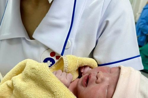 Những em bé 'vượt' bão chào đời ở Nghệ An