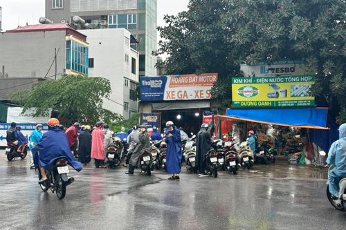 Ngập sau mưa, dịch vụ sửa xe máy ở Hà Nội 'đắt hàng'