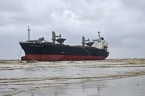 Tàu hàng ở Nghệ An bị bão số 5 thổi trôi dạt trên biển Thanh Hóa