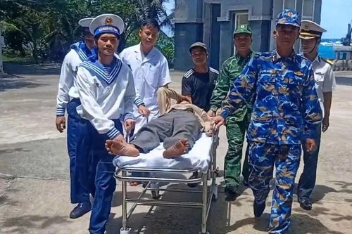 Ngư dân đột quỵ não trên vùng biển Trường Sa may mắn được cứu sống