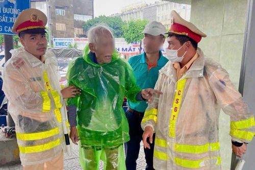 Cụ ông đi lạc trong mưa bão, CSGT Hà Nội hỗ trợ trở về nhà