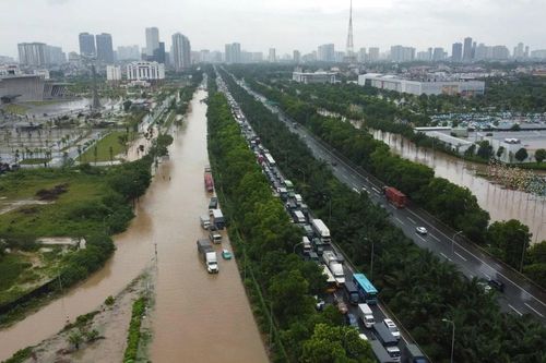 Hà Nội: Đại lộ Thăng Long ngập nặng, ô tô xe máy chôn chân
