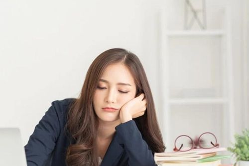 Thường xuyên ngủ gật ban ngày, hãy cảnh giác với 5 dấu hiệu bệnh tật này