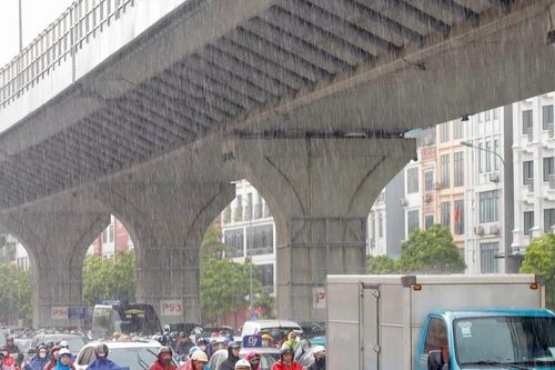 Ảnh hưởng bão Kajiki, Hà Nội mưa lớn suốt đêm, nhiều tuyến đường ngập sâu