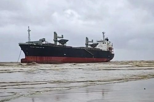 Tàu chở hàng trôi dạt vào bờ biển Thanh Hóa, 19 người thoát nạn