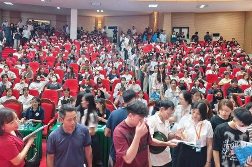 Gần 2.300 sinh viên nhập học Trường Đại học Hùng Vương