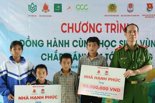 Gần 2,4 tỷ đồng tiếp sức học sinh vùng lũ Điện Biên đến trường