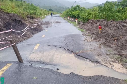 Các xã biên giới đất liền tỉnh Nghệ An: Mưa to gây sạt lở nghiêm trọng, giao thông chia cắt
