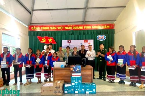 Đồn Biên phòng Chiềng Tương trao tặng thiết bị, đồ dùng học tập cho học sinh của Lào