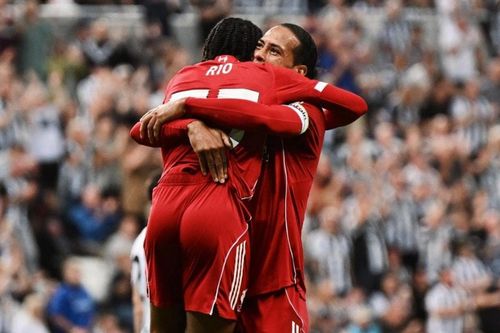 Liverpool thắng siêu kịch tính Newcastle nhờ tài năng 16 tuổi, Ngoại hạng Anh 'nóng' ngay từ những vòng đầu