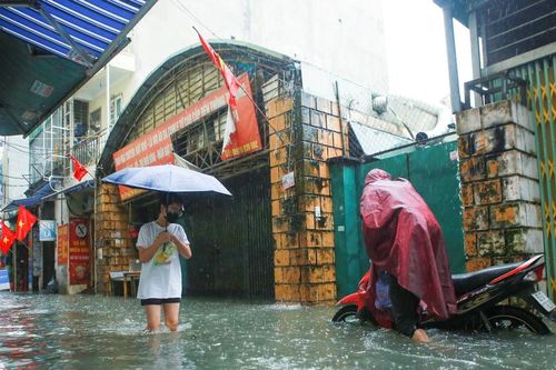 Hà Nội mưa lớn sau bão số 5, nhiều tuyến đường biến thành 'sông'