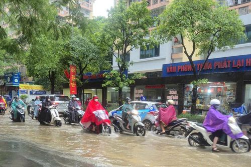 Hàng loạt tuyến đường Hà Nội 'chìm trong biển nước' sáng 26/8